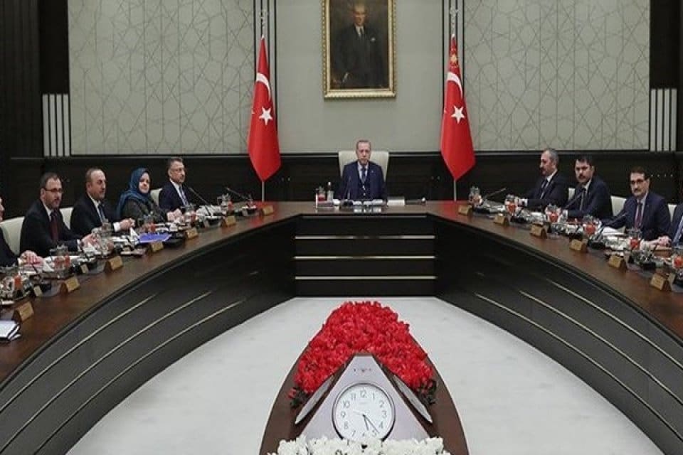 G&ouml;zlerin &ccedil;evrildiği Cumhurbaşkanlığı Kabinesi başladı. Toplantıda ana g&uuml;ndem, Cumhuriyet tarihinin