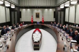 Kabine toplantısında ana g&uuml;ndem dar gelirliler. Cumhurbaşkanlığı Kabinesi Beştepe'de Cumhurbaşkanı