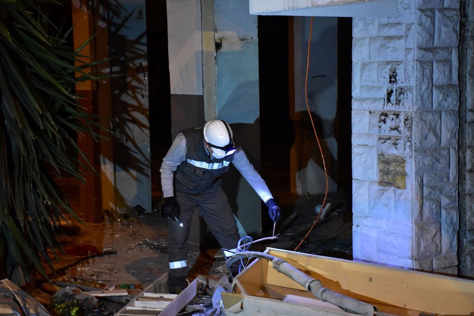 İzmir'in Karşıyaka il&ccedil;esinde, 8 katlı bir binadan kablo &ccedil;almaya &ccedil;alışan