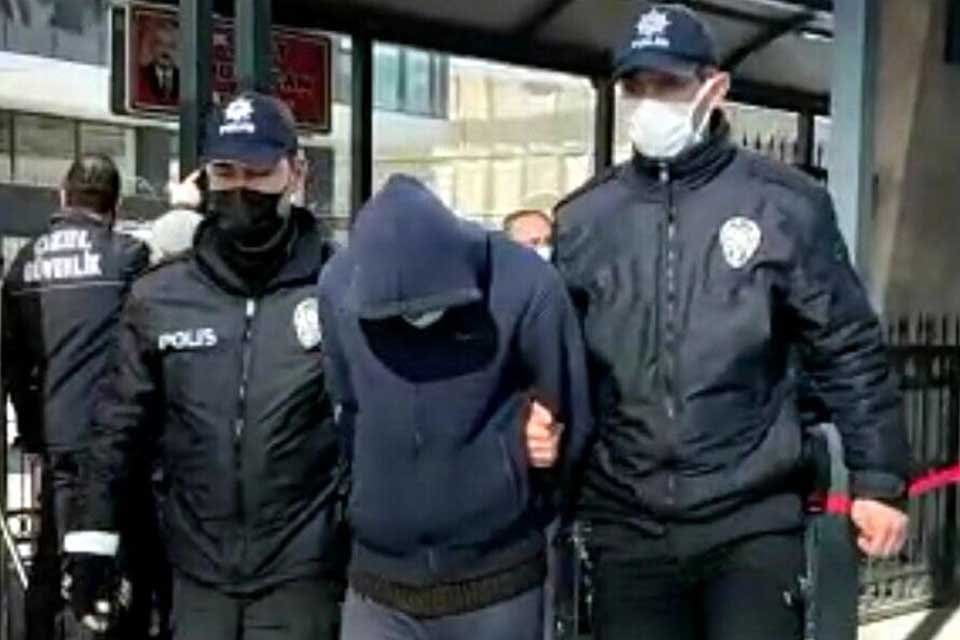 İZMİR'in Konak il&ccedil;esinde, polis ekipleri İzmir Banliy&ouml; Sistemi (İZBAN) demir