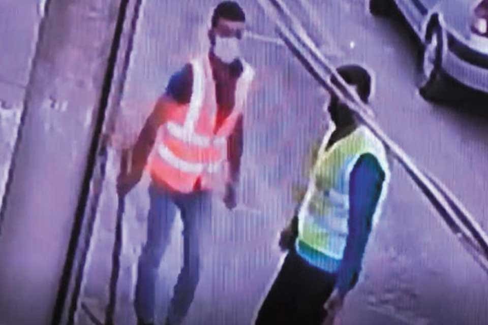 İZMİR'in Karabağlar il&ccedil;esinde, bir telekom&uuml;nikasyon şirketine ait internet kablolarını &ccedil;aldıkları
