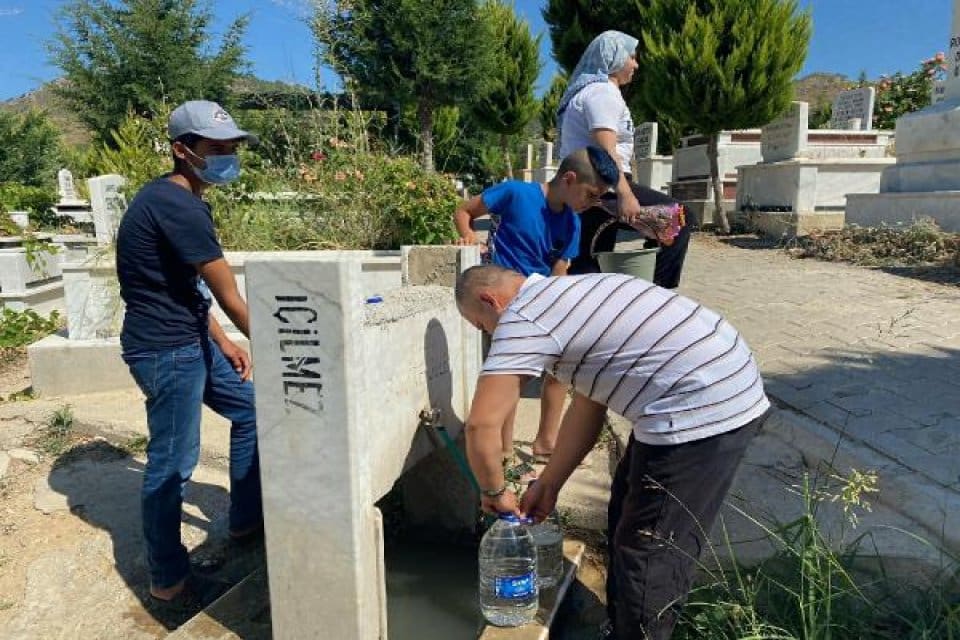 Kurban Bayramı arifesinde sabahın erken saatlerinden itibaren mezarlıklara ve şehitliklere