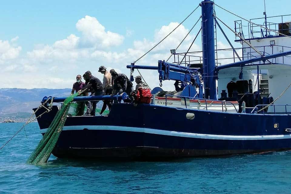 İzmir'in Urla il&ccedil;esinde, ka&ccedil;ak olarak deniz patlıcanı avlandığını tespit eden