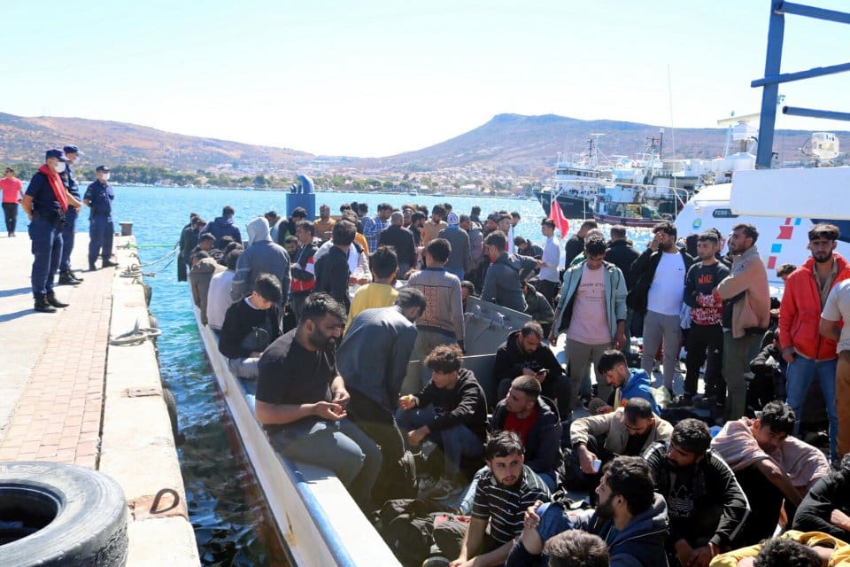 İzmir'in Fo&ccedil;a il&ccedil;esi a&ccedil;ıklarında, balık&ccedil;ı teknesiyle yasa dışı yollardan İtalya'ya