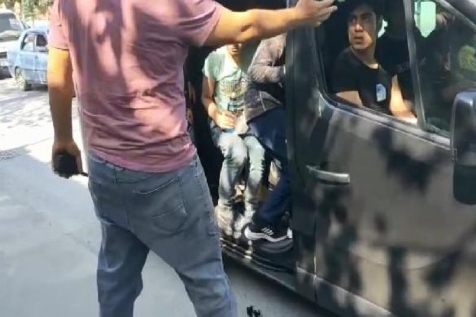 Sultangazi'de, sivil zabıta ekiplerinin şüphelenerek durdurduğu minibüs içerisinden 19 kaçak