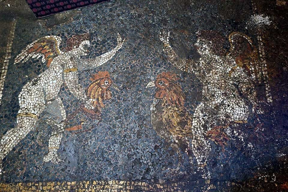 İzmir'in Konak il&ccedil;esinde bir evin bah&ccedil;esinde ka&ccedil;ak kazı yapanlara y&ouml;nelik