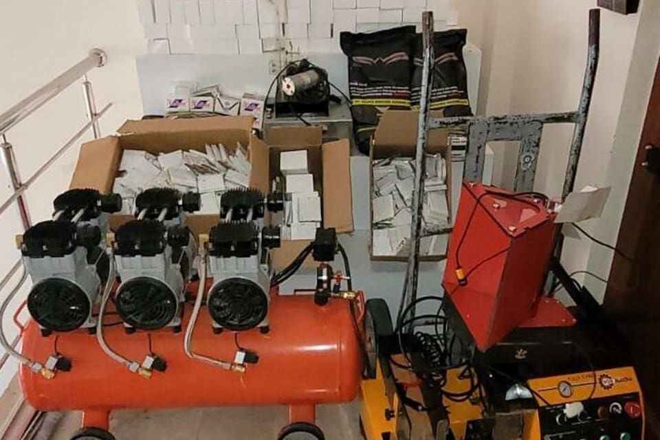 Muğla'nın Fethiye il&ccedil;esinde, polisin sigara &uuml;retimi yapılan eve d&uuml;zenlediği baskında,