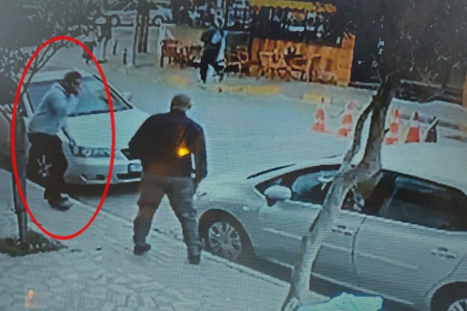 İzmir'in Karşıyaka il&ccedil;esinde, durakta park halindeki boş taksiye arka kapıdan