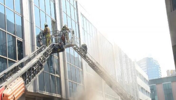 Kadıköy’de 3 katlı iş merkezinde yangın