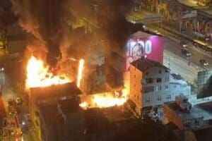 Kadık&ouml;y&rsquo;de bir binada bilinmeyen bir nedenden dolayı patlama meydana geldi.