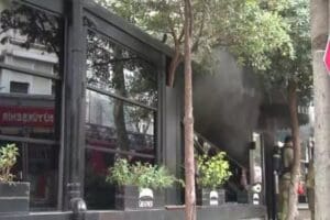 İstanbul Kadık&ouml;y&rsquo;de bir kafede sebebi bilinmeyen bir yangın paniğe yol