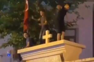 Kadık&ouml;y Surp Takavor Kilisesi'nin giriş kapısındaki duvarın &uuml;st&uuml;ne &ccedil;ıkan bazı