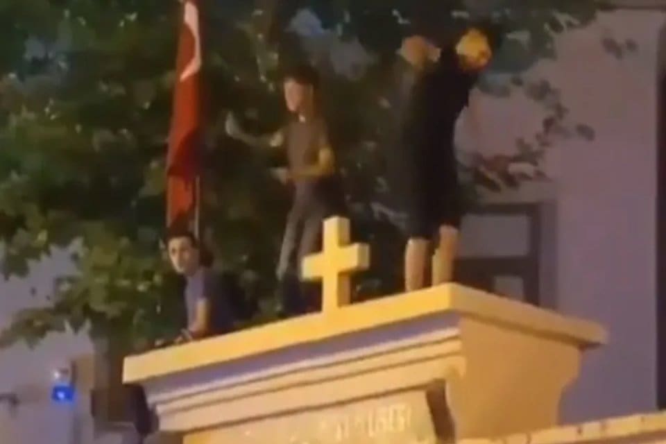 Kadık&ouml;y Surp Takavor Kilisesi'nin giriş kapısındaki duvarın &uuml;st&uuml;ne &ccedil;ıkan bazı