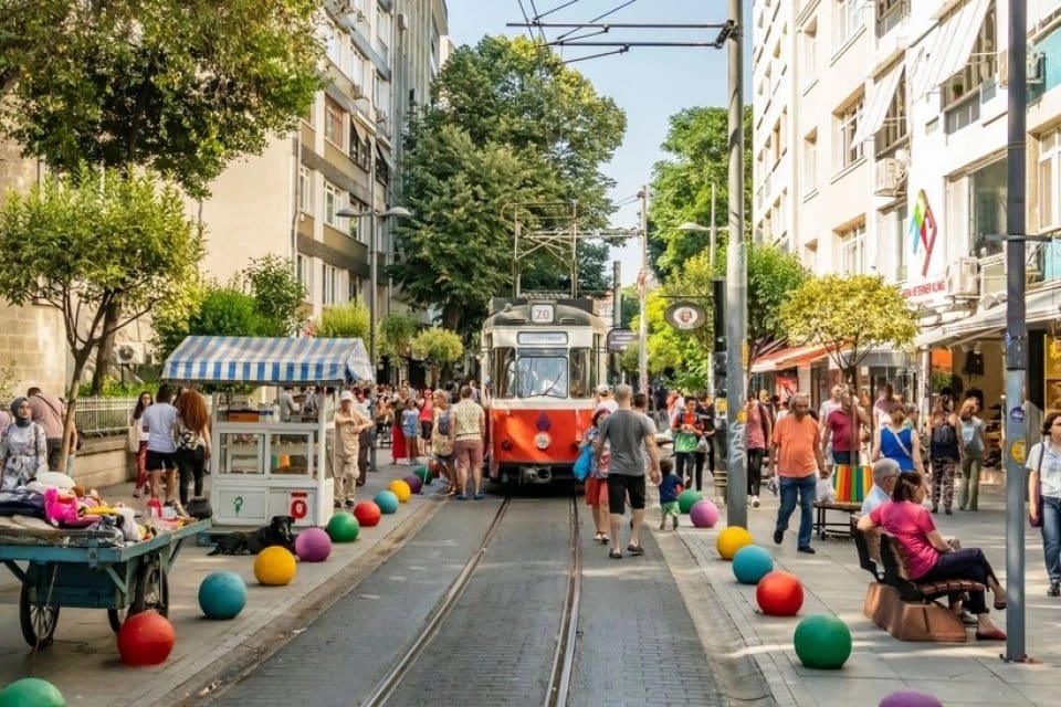 Kadık&ouml;y&rsquo;de artan kira fiyatları hakkında konuşan Emlak Uzmanı İzak Hason,