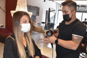 İzmir'deki bir kuaf&ouml;r, 8 Mart D&uuml;nya Emek&ccedil;i Kadınlar G&uuml;n&uuml;&rsquo;nde sa&ccedil;