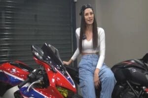 Motor s&uuml;r&uuml;c&uuml;s&uuml; gen&ccedil; kadının s&ouml;yledikleri sosyal medyada g&uuml;ndem oldu. Kadın