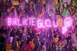 82 kadın &ouml;rg&uuml;t&uuml; ve 635 kadın, g&ouml;&ccedil;menlere y&ouml;nelik saldırı ve