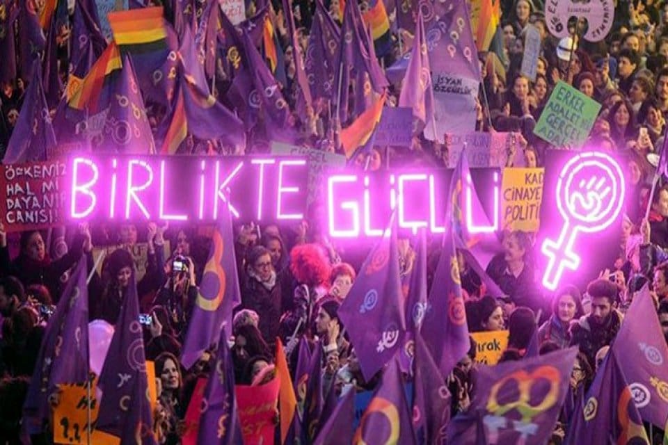 82 kadın &ouml;rg&uuml;t&uuml; ve 635 kadın, g&ouml;&ccedil;menlere y&ouml;nelik saldırı ve