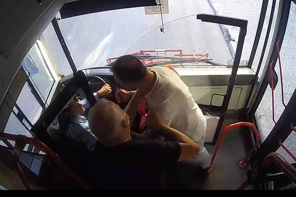 İzmir B&uuml;y&uuml;kşehir Belediyesi ESHOT Genel M&uuml;d&uuml;rl&uuml;ğ&uuml; b&uuml;nyesinde g&ouml;rev yapan bir