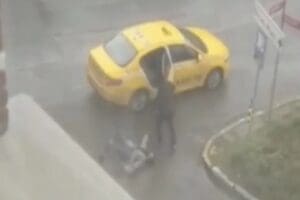 Ataşehir'de&nbsp;Fas&nbsp;uyruklu kadın m&uuml;şterisini d&ouml;ven taksicinin belgesi iptal edildi. İstanbul&nbsp;Ataşehir'de, tartıştığı