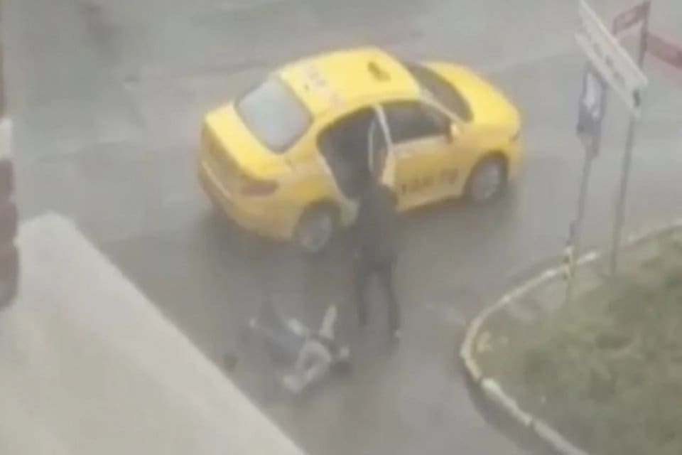 Ataşehir'de&nbsp;Fas&nbsp;uyruklu kadın m&uuml;şterisini d&ouml;ven taksicinin belgesi iptal edildi. İstanbul&nbsp;Ataşehir'de, tartıştığı