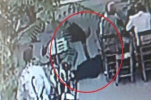 Mersin'in Tarsus il&ccedil;esinde Ş.T., sokak ortasında yanındaki kadın arkadaşı N.S.'yi