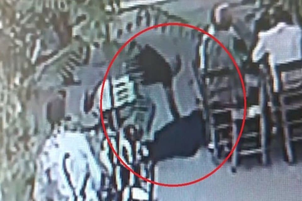 Mersin'in Tarsus il&ccedil;esinde Ş.T., sokak ortasında yanındaki kadın arkadaşı N.S.'yi
