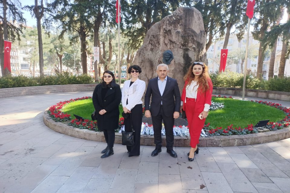 8 Mart D&uuml;nya Kadınlar G&uuml;n&uuml;'n&uuml; kutlayan MHP Karşıyaka İl&ccedil;e Başkanı