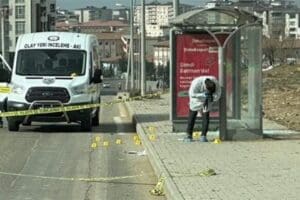 Batman'da bir kadın, otob&uuml;s durağında boşanma aşamasındaki eşi tarafından vurularak