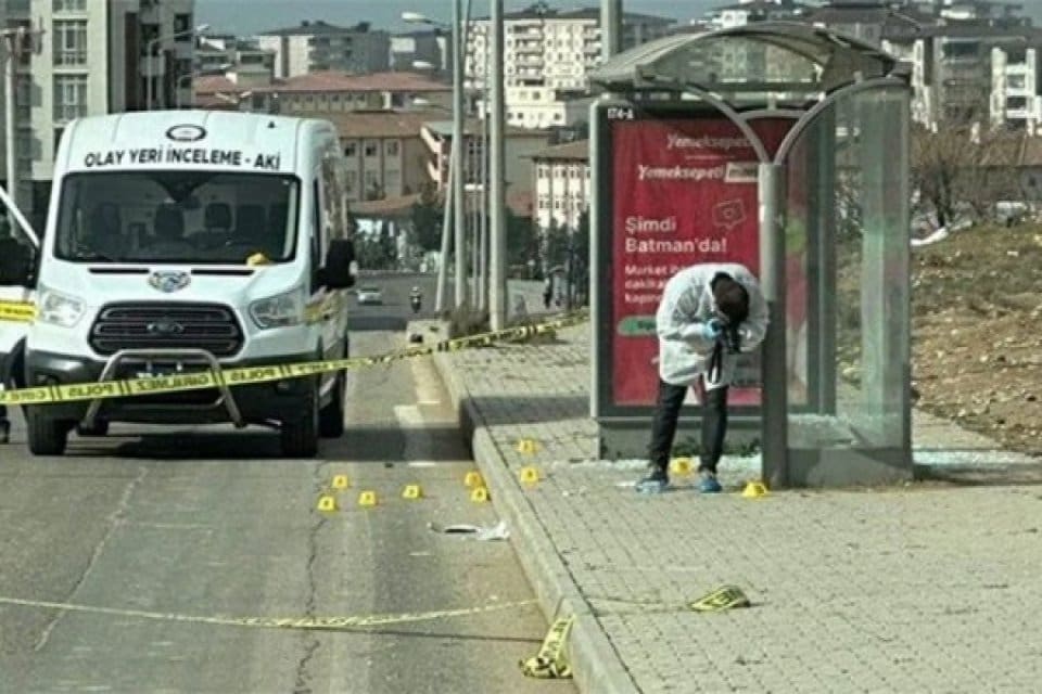 Batman'da bir kadın, otob&uuml;s durağında boşanma aşamasındaki eşi tarafından vurularak
