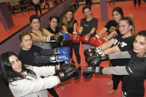 Aydın'ın Efeler ilçesinde kadınlar, ücretsiz açılan ‘kick boks’ kursuna yoğun