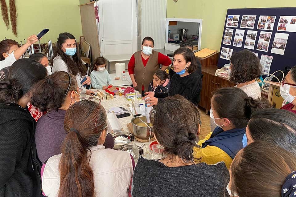 Kadınların &uuml;retime katılması i&ccedil;in y&uuml;r&uuml;tt&uuml;ğ&uuml; eğitim &ccedil;alışmaları ve projelerle toplumsal