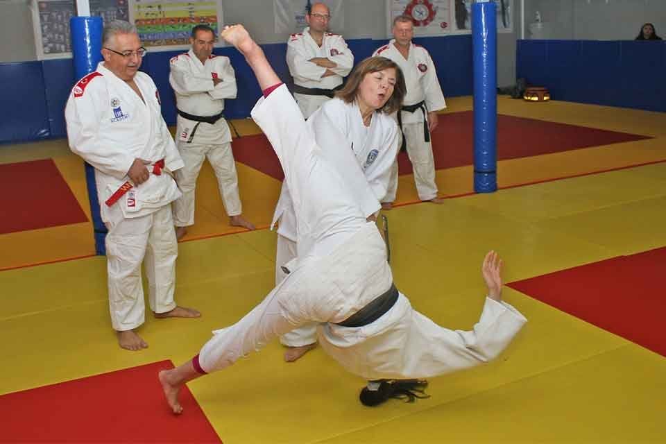 İzmir B&uuml;y&uuml;kşehir Belediyesi Gen&ccedil;lik ve Spor Kul&uuml;b&uuml; ile Karşıyaka Soroptimist