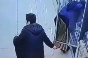 Kağıthane'de markette eğilerek kadının eteğinin altından cep telefonuyla g&ouml;r&uuml;nt&uuml; &ccedil;ektiği