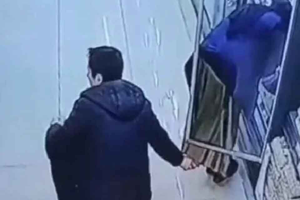 Kağıthane'de markette eğilerek kadının eteğinin altından cep telefonuyla g&ouml;r&uuml;nt&uuml; &ccedil;ektiği