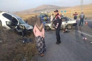Konya'da iki otomobilin kafa kafaya &ccedil;arpıştığı kazada 5 kişi &ouml;ld&uuml;.