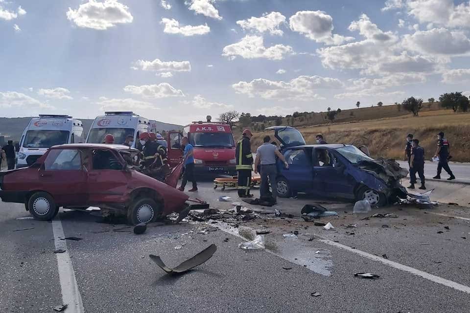 K&uuml;tahya'nın Gediz il&ccedil;esinde, s&uuml;r&uuml;c&uuml;s&uuml;n&uuml;n direksiyon hakimiyetini kaybettiği otomobil, şerit ihlali