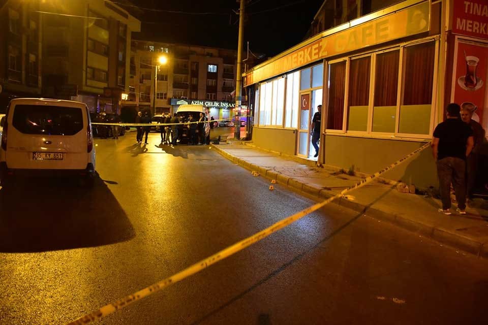 İzmir'in Buca il&ccedil;esinde, husumetli olduğu kişilerin kafesine pompalı t&uuml;fekle defalarca