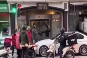 Şişli'de daha &ouml;nce otel olarak kullanılan boş binaya ait hurdaları