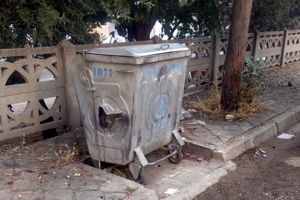 Manisa'nın Salihli il&ccedil;esinde, kağıt toplayıcısı &ccedil;&ouml;p konteynerinde battaniyeye sarılı yeni