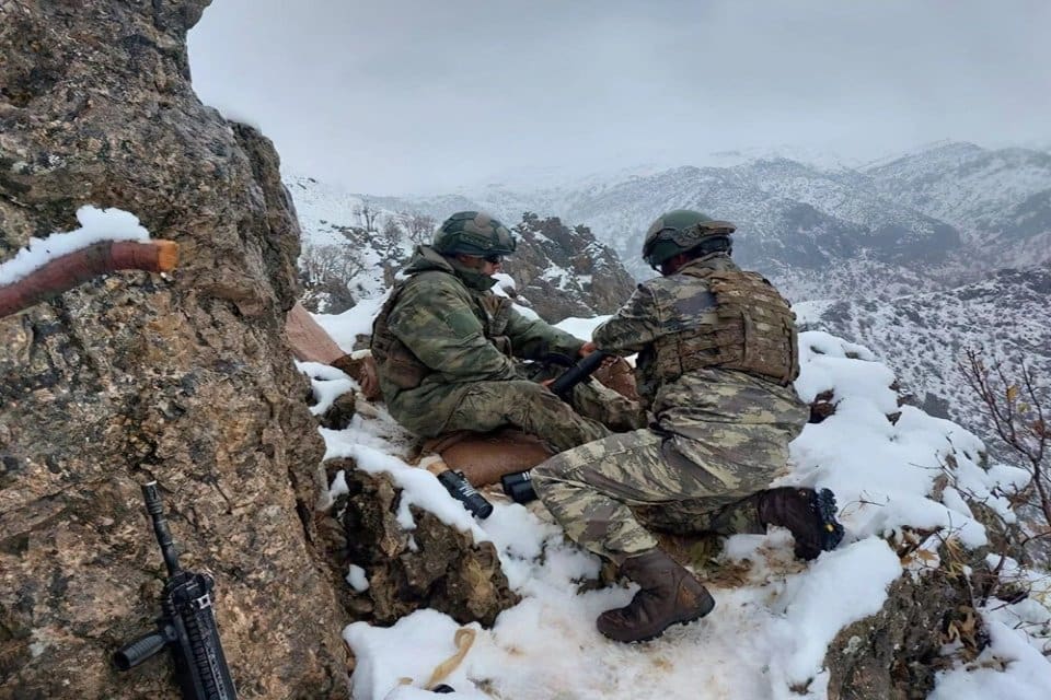 Mehmet&ccedil;ik, zorlu arazi koşulları ve soğuk havaya rağmen, sınır hattı