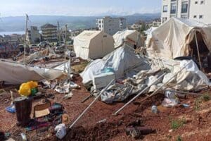 Kahramanmaraş Pazarcık'ta şiddetli fırtına nedeniyle &ccedil;adırkentler zarar g&ouml;rd&uuml;. Binalardan kopan