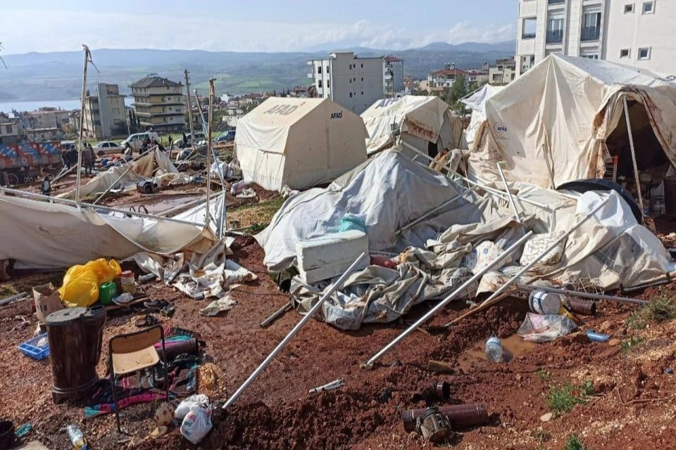 Kahramanmaraş Pazarcık'ta şiddetli fırtına nedeniyle &ccedil;adırkentler zarar g&ouml;rd&uuml;. Binalardan kopan