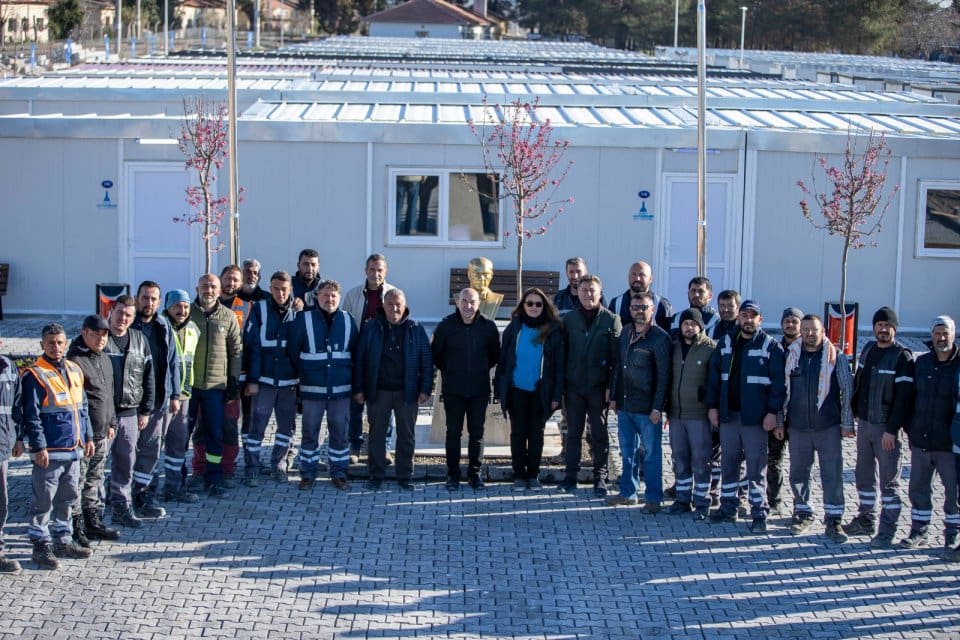 Deprem b&ouml;lgesinde ziyaretlerini s&uuml;rd&uuml;ren ve sorunları yerinde dinleyen İzmir B&uuml;y&uuml;kşehir