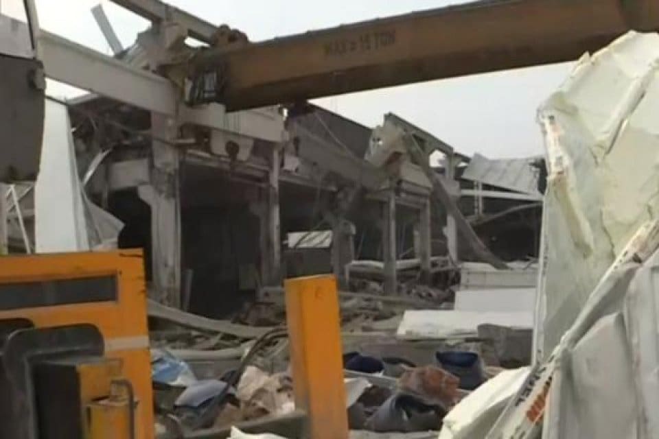 Kahramanmaraş'ta bir iş yerinin &ccedil;atısı &ccedil;&ouml;kt&uuml;. Binadaki 1 kişi &ouml;ld&uuml;,