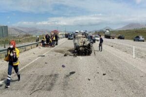 Kahramanmaraş'ın G&ouml;ksun il&ccedil;esinde iki otomobilin &ccedil;arpışması sonucu 4 kişi hayatını
