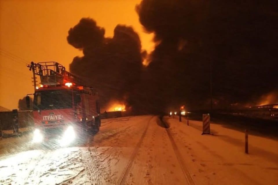 Kahramanmaraş'ın Pazarcık il&ccedil;esindeki petrol boru hattında meydana gelen patlama nedeniyle