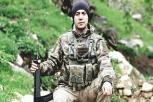 İzmir'in Fo&ccedil;a il&ccedil;esinde, Jandarma Uzman &Ccedil;avuş Serkan &Ouml;zten (32), kavga