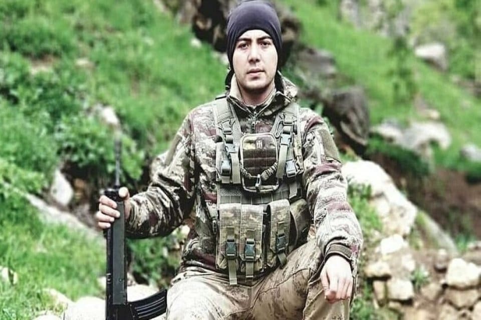 İzmir'in Fo&ccedil;a il&ccedil;esinde, Jandarma Uzman &Ccedil;avuş Serkan &Ouml;zten (32), kavga