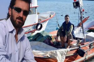 Trabzon&rsquo;un Ak&ccedil;aabat i&ccedil;esinde balık avladığı teknesinden dengesini kaybederek denize d&uuml;şen